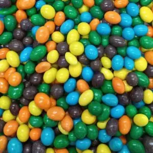 Maní bañado en chocolate colores